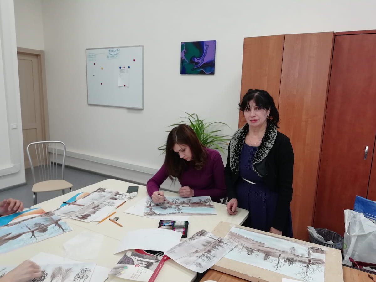 Елена помогает ребёнку на занятии